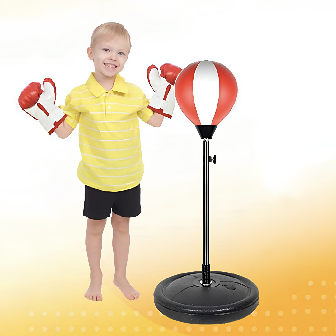 Jeune garçon a côté d'un punching ball gonflable