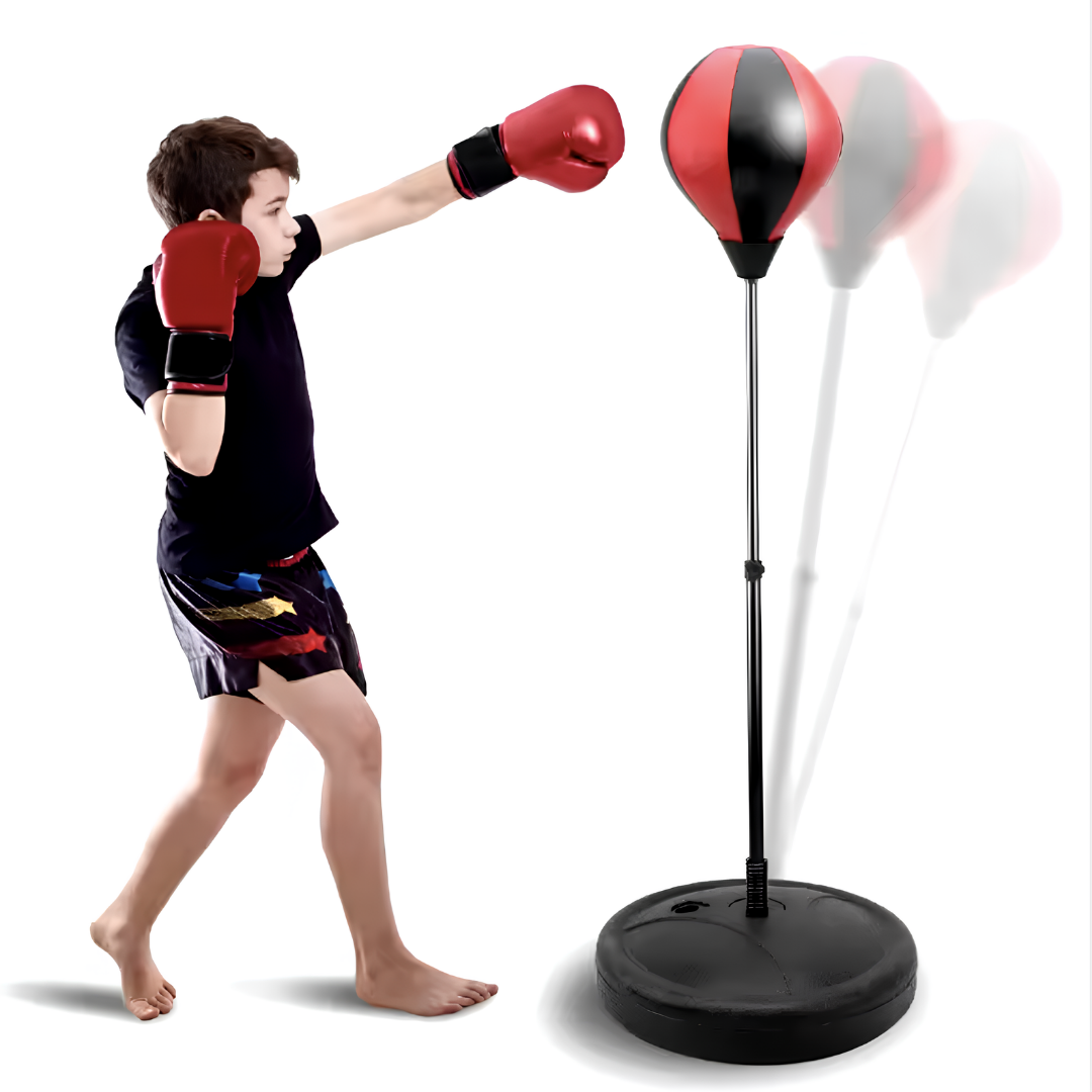 enfant qui s'entraine sur le punching ball sur pied