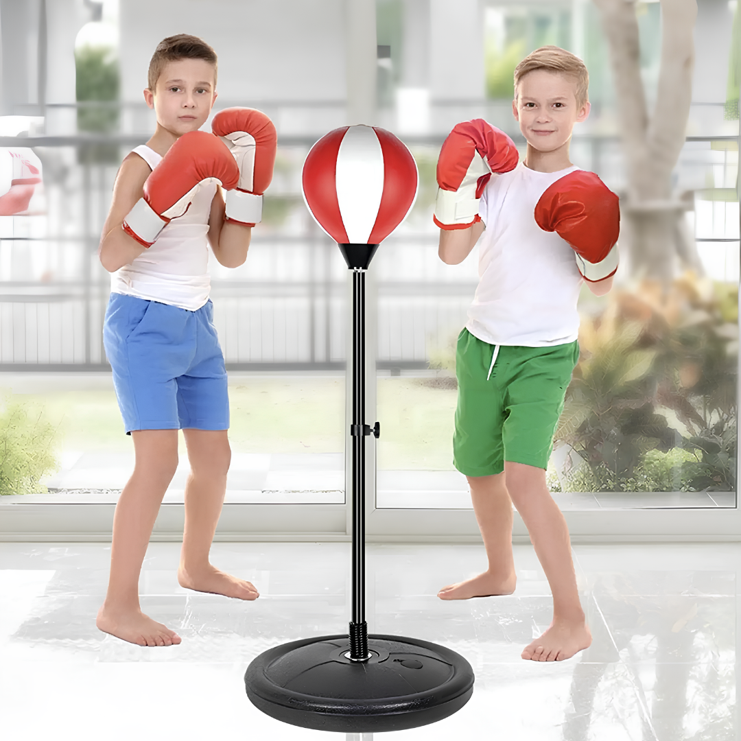 deux enfants pratiquant sur punching ball gonflable