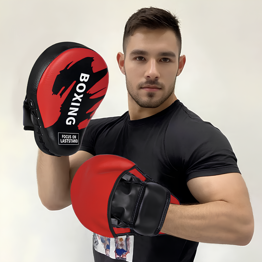 homme blanc avec pattes d'ours boxing